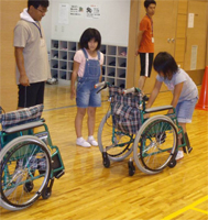 車椅子の体験をする様子2