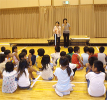 西野さんと武田さんのお話を聞く子供たち