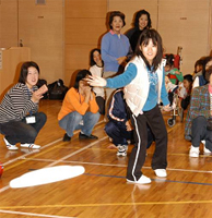 目標めがけてフリスビーを投げる