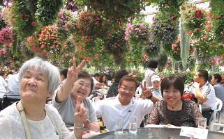 花に囲まれて