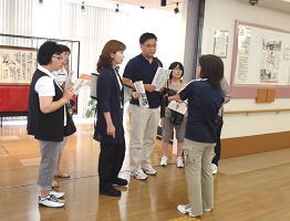 センター内を見学する様子1