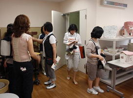 センター内を見学する様子2