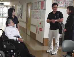 センター内を見学する様子4