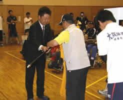 昨年優勝チームよりチーム優勝旗の返還