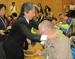 八尾市長より メダルの授与