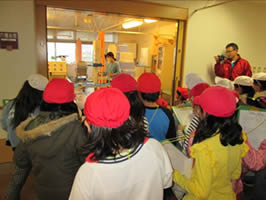 高美南小学校館内見学-1