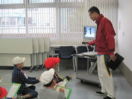 高美南小学校館内見学-3