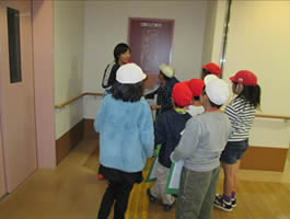 高美南小学校館内見学-4