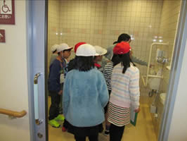 高美南小学校館内見学-5
