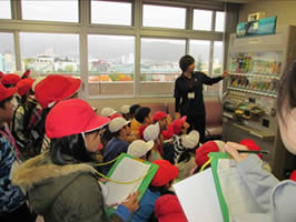 高美南小学校館内見学-6