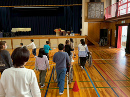 北山本小学校車いす体験-1